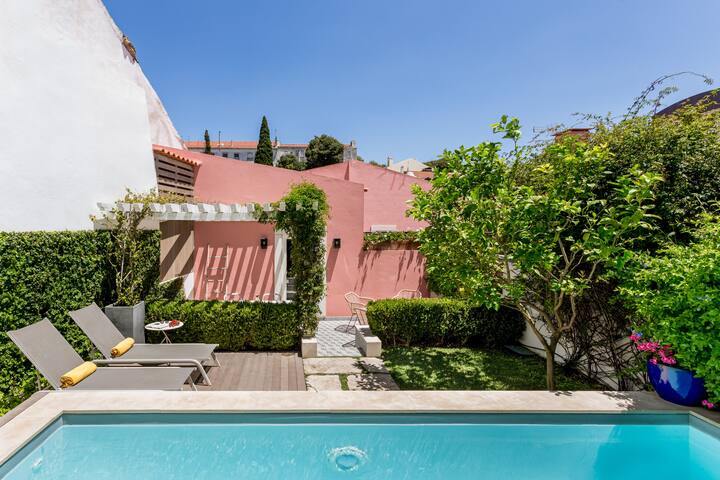 LUXURIOUS, PRIVATE GARDEN & HEATED SWIMMING POOL gallery image 2