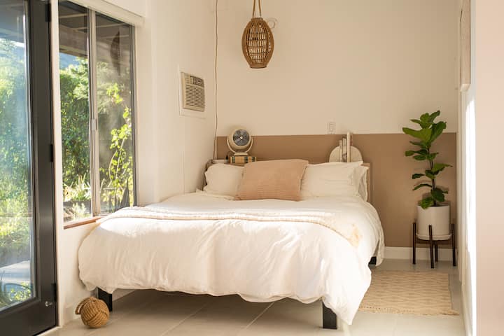 标准双人床角落毗邻步入式衣帽间。