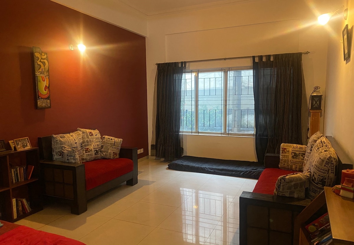 אזור משותף: סלון... חדר חמים ובטוב טעם - (קצת מוזר!) עם כריות הדפוס של עיתון ועיצוב חם בצבע אדום - שחור כדי לתת תחושה מסבירת פנים.