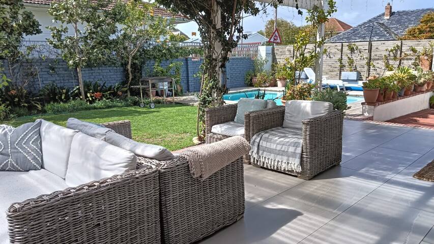 Sunny Open Plan Home with Pool gallery image 5