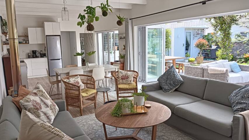 Sunny Open Plan Home with Pool gallery image 3