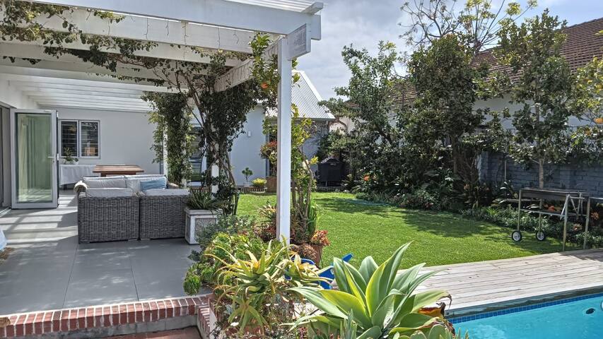 Sunny Open Plan Home with Pool gallery image 4