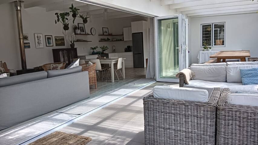 Sunny Open Plan Home with Pool gallery image 2