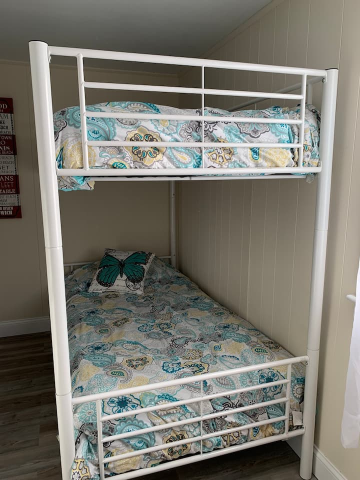 Soba na kat, perilica i sušilica nalaze se u ormaru ove prostorije.