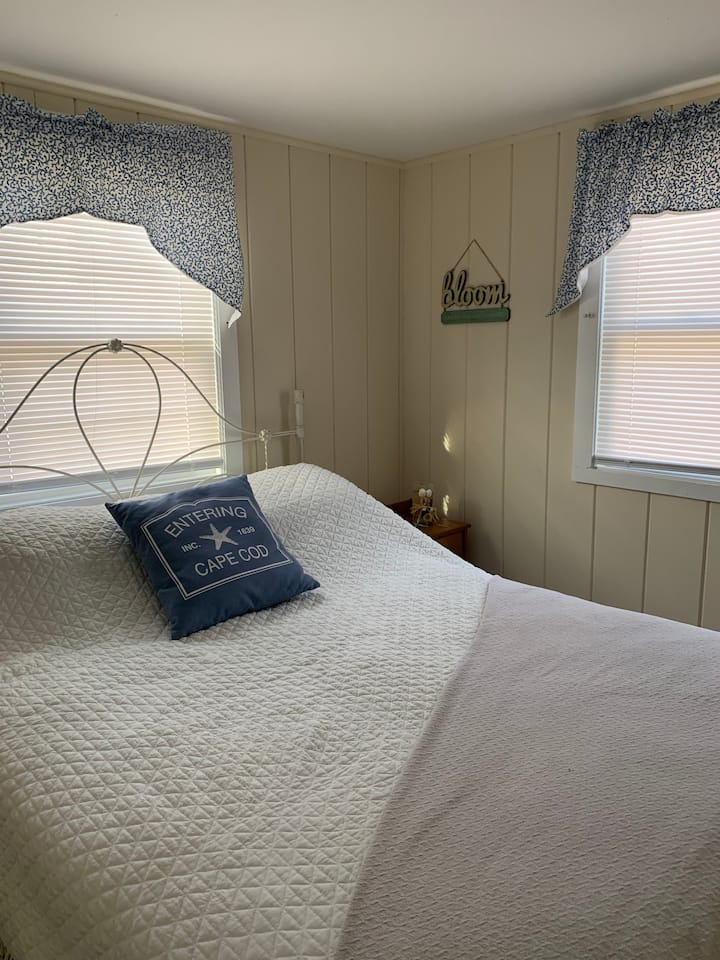 Prva spavaća soba ima bračni krevet (1,6x2).