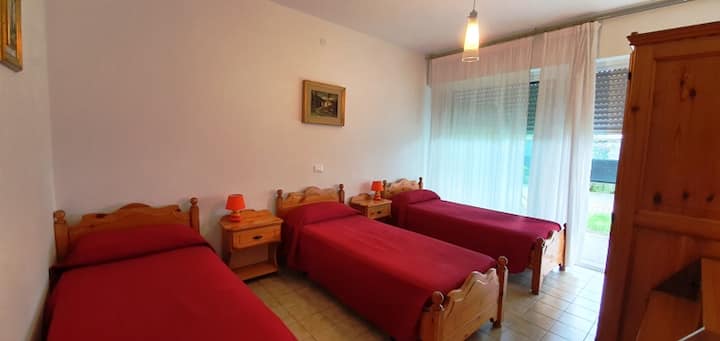 vila e brendshme Samoa 2 dhomë gjumi e dytë me tre krevate tek