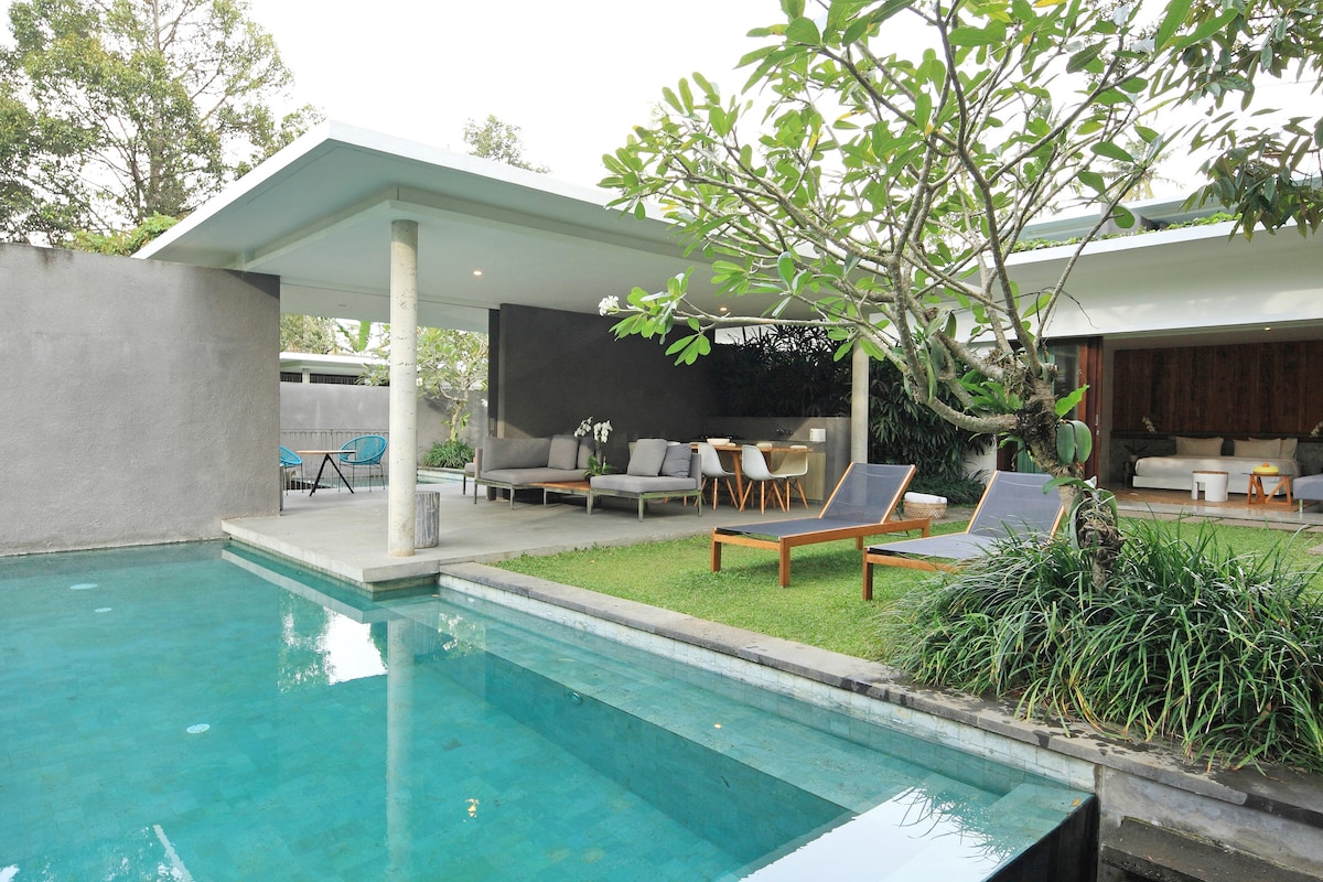 Villa in Gianyar · ★4.33 · 3 bedrooms · 4 beds · 3 baths, Airbnb сравним