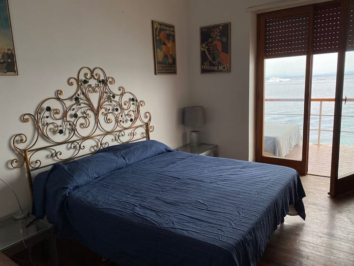 Soba gleda na vanjski ležaljku za sunčanje gdje je veličanstveno za odmor okružen morskim povjetarcem.