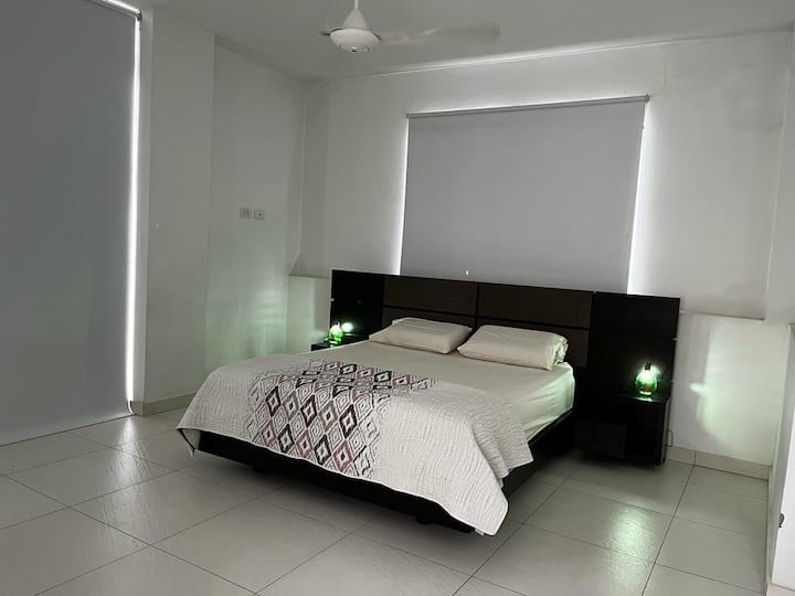 Hab Principal dos ，设有卫生间、阳台和露台