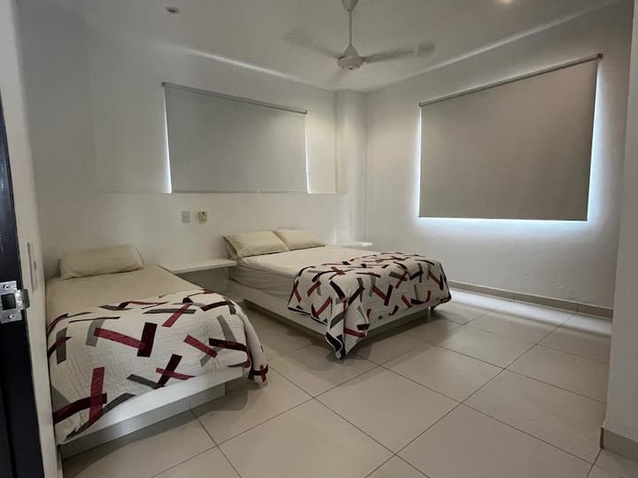 2间客房1楼设有双人床、单人床、单人床和卫生间