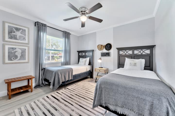 Chumba cha kulala pacha kilicho na nafasi kubwa na muundo mzuri.