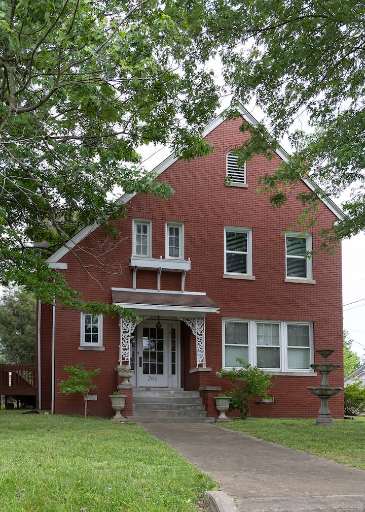 UTLEY HOME - In Historic Downtown Madisonville