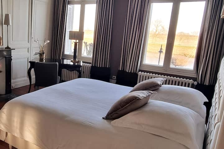 1° étage. Première grande chambre lumineuse avec vue sur la baie et la Somme