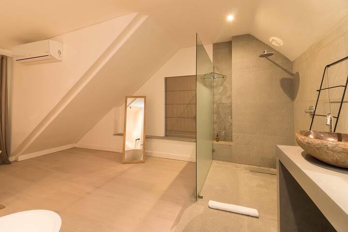 Argyle Villa with heated pool, gym & German TV gallery image 3