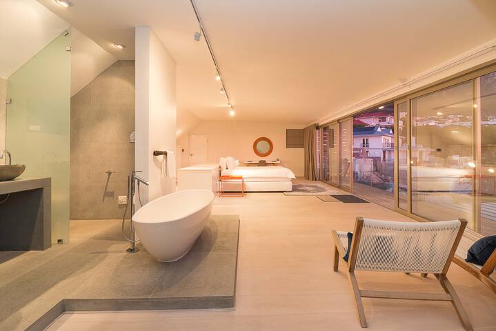 Argyle Villa with heated pool, gym & German TV gallery image 4