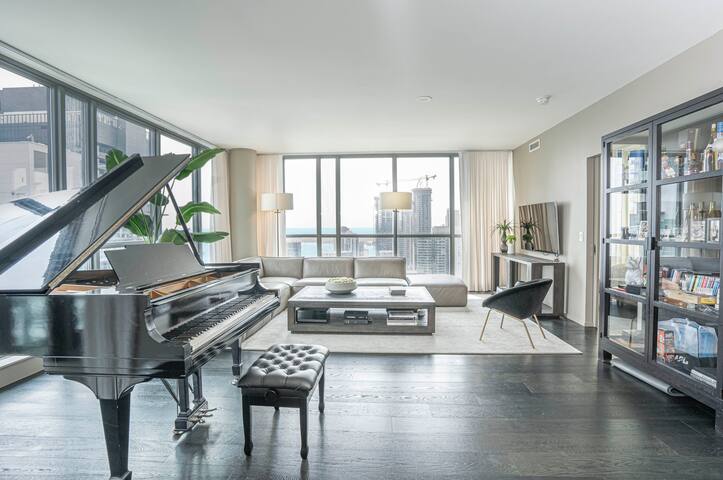 Designer Penthouse with Grand Piano & Lake Views gallery image 2