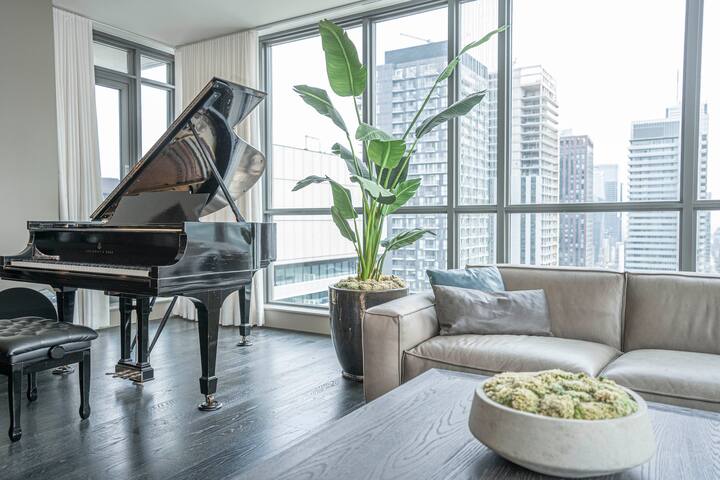 Designer Penthouse with Grand Piano & Lake Views gallery image 5