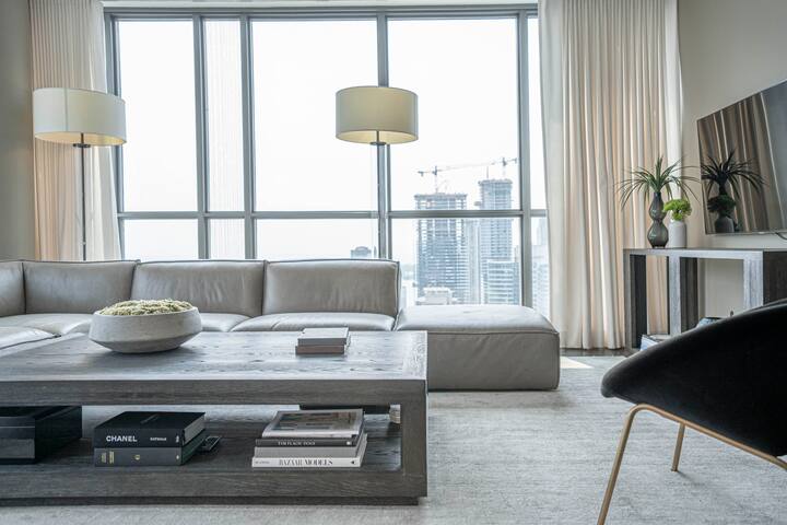 Designer Penthouse with Grand Piano & Lake Views gallery image 4