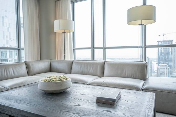 Designer Penthouse with Grand Piano & Lake Views gallery image 3