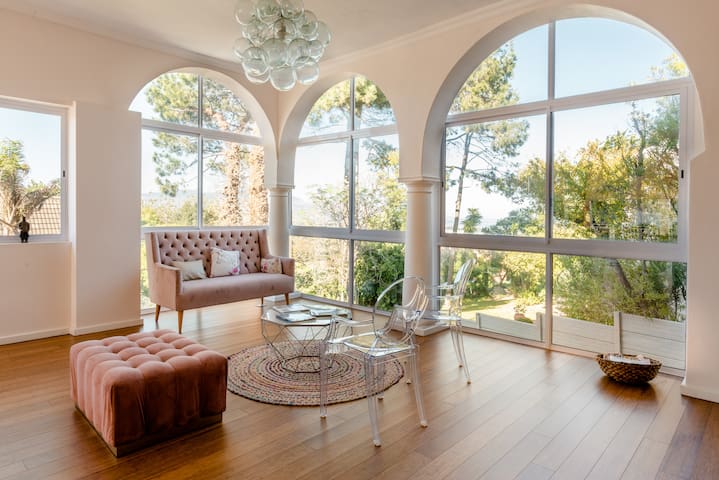 The Views Guesthouse. Happy home incl cont. B’fast