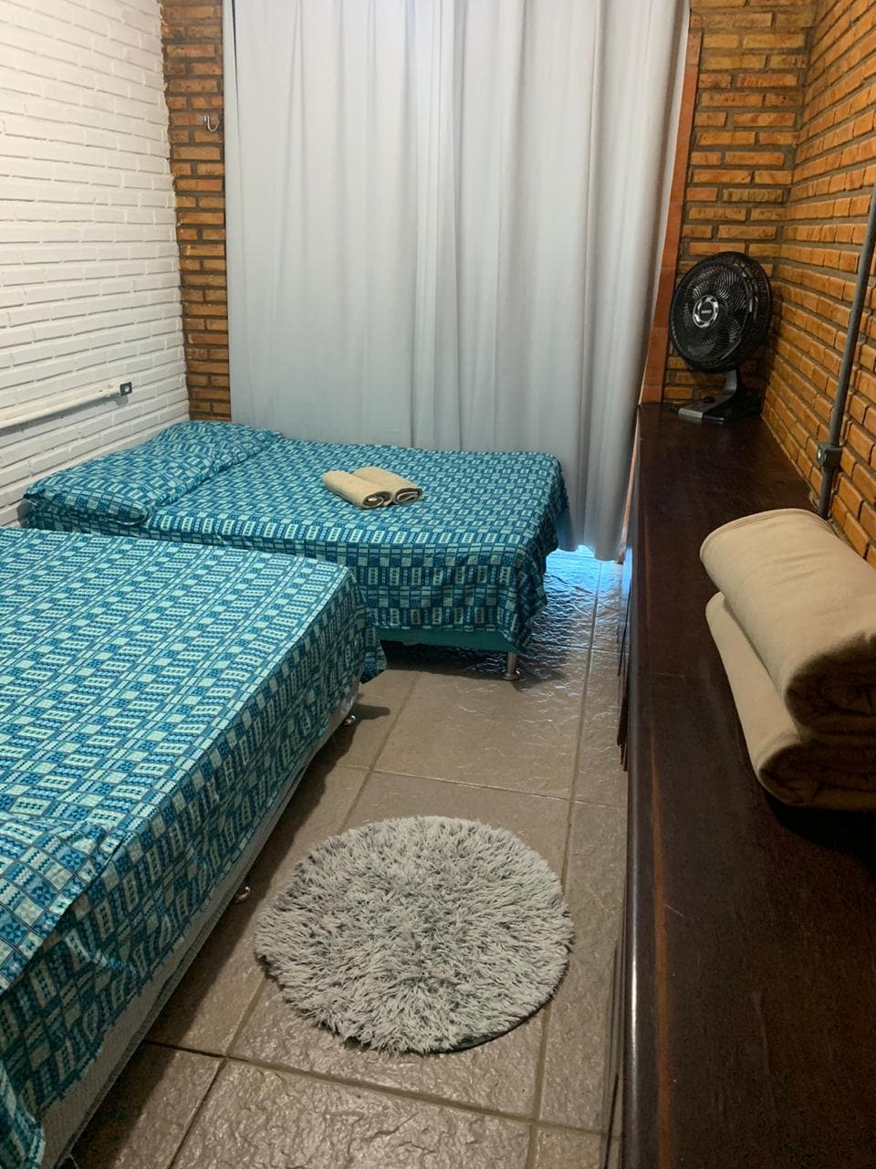 ห้องสวีท 02: 02 เตียงคู่เครื่องปรับอากาศพัดลมระเบียงพร้อมวิวทะเล