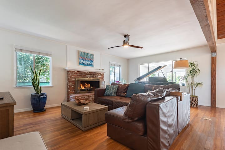 Big PB Family Beach House🏡 5 Blocks to Beach 🏖 Spa