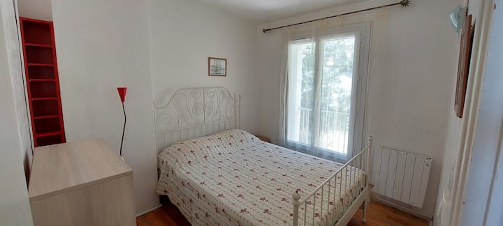 带阳台的花园侧卧室