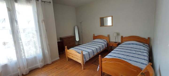 带阳台的宽敞卧室