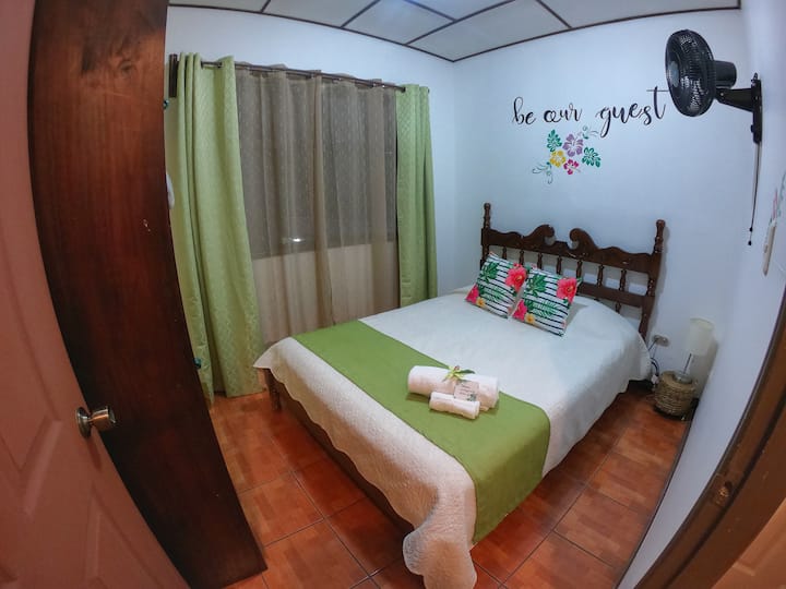 חדר מס '2: למעלה בקומה השנייה 

יש בו מיטה מלאה ומאוורר קיר.