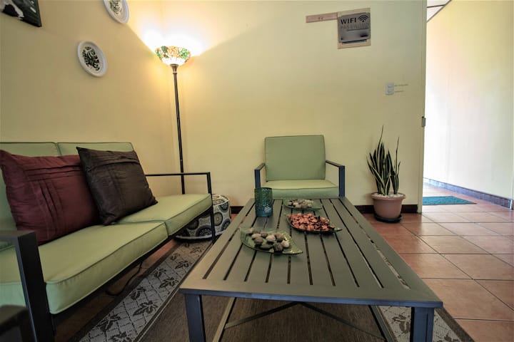 למעלה  בקומה השנייה 

סלון, כולל טלוויזיית LCD להנאתכם.