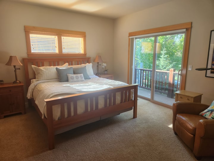 חדר שינה ראשי, מיטת קאל קינג טמפור - פדיקה, דלת הזזה מזכוכית מובילה למרפסת חיצונית קטנה. תריסי חלון האפלה. מקום שקט ושקט מאוד.