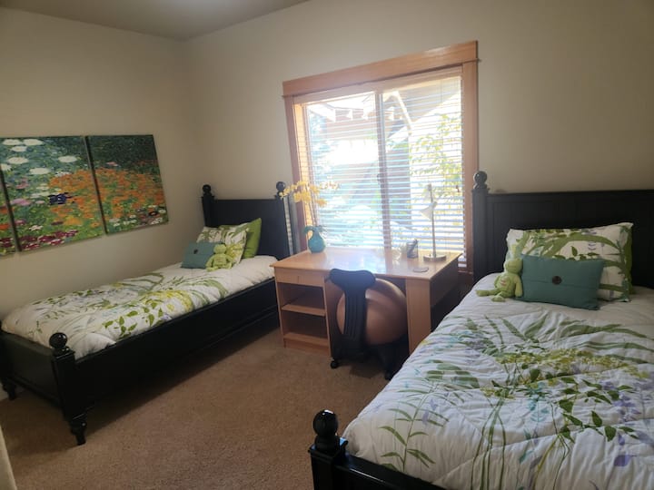 בחדר השינה של האורח השלישי יש מיטות נפרדות ושולחן עבודה בגודל מלא לעבודה, בית ספר וכו '.