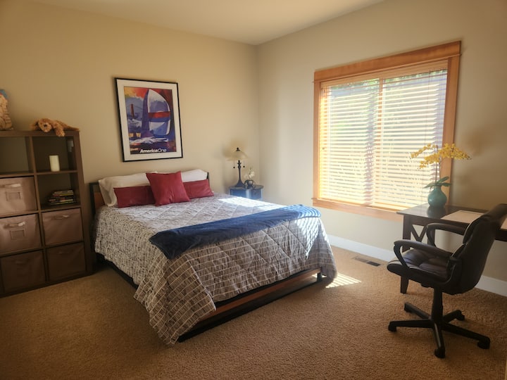 חדר שינה קווין עם מיטת מולקול ושולחן עבודה בגודל מלא לעבודה, בית ספר וכו '.