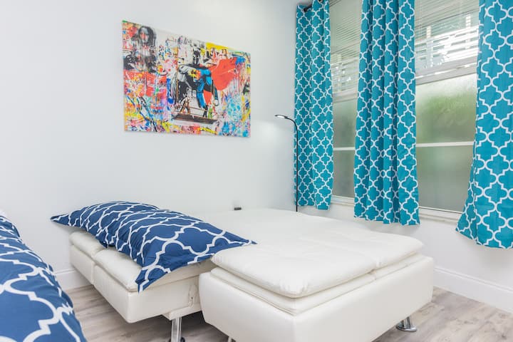 Sofá de futón que se convierte en una cama para dormir con un huésped adicional