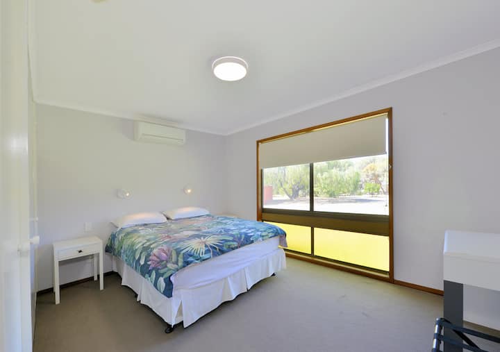 Bed Room 1  New Commercial Queen Premium Medium Hardness Bed. Pogled prema Broadwateru.