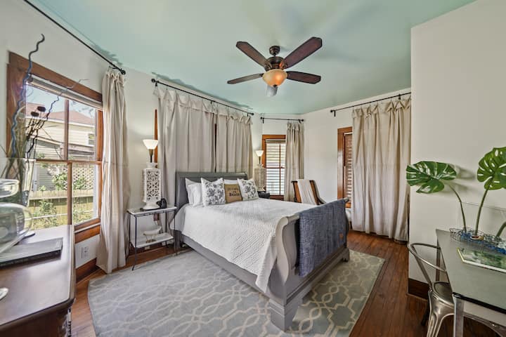 配有标准双人床的主卧室。  享受自然光线和深度睡眠！