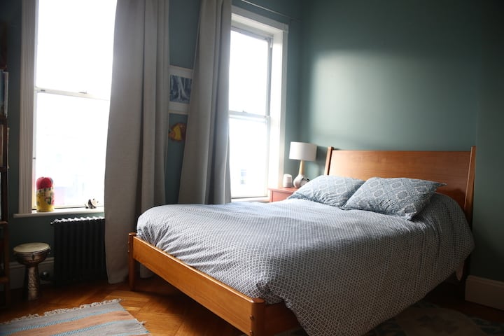 Chumba cha kulala cha 2 na kitanda kamili na mwanga mwingi