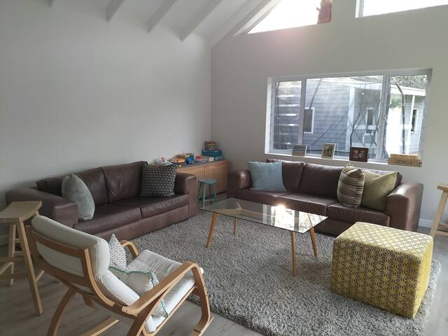 Modern, spacious, cheerful Constantia family home. gallery image 3