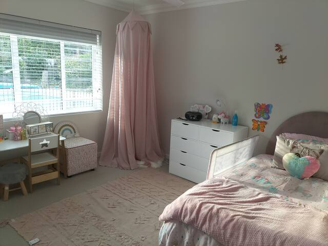 Modern, spacious, cheerful Constantia family home. gallery image 4