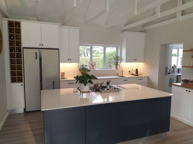 Modern, spacious, cheerful Constantia family home. gallery image 5