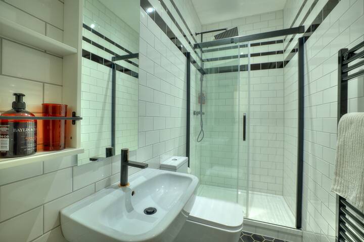 The Stamford Apartment at 60 Manchester Road gallery image 2