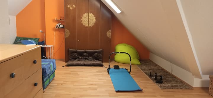 Kecergasan boleh dilakukan dengan beg tinju dan pemberat.