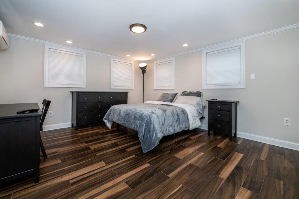 Airbnb 26 Min to NYC Bedroom 1 of 5 Farfalla Bianca