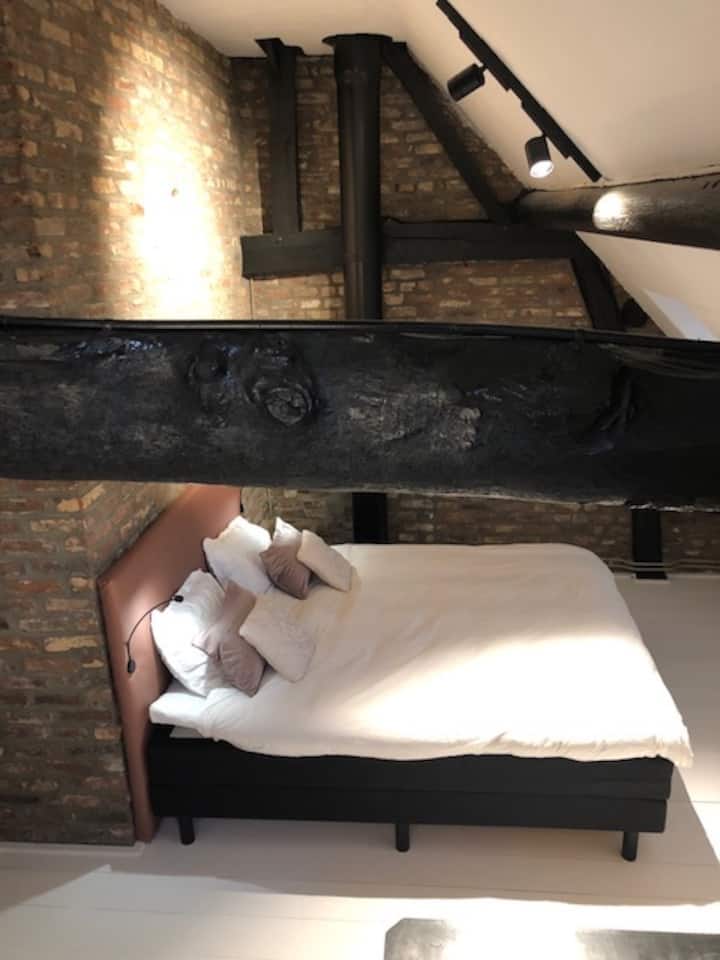 hlavná spálňa s manželskou posteľou veľkosti king. lengte 2.10