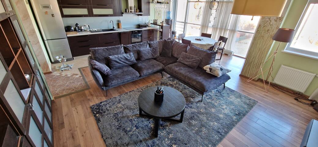 Spacious design flat&parking in quiet center gallery image 2