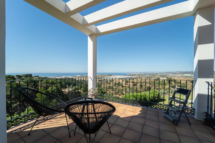 室外露台位于一楼，景色迷人，非常适合阅读书籍或品尝葡萄酒，放松身心。