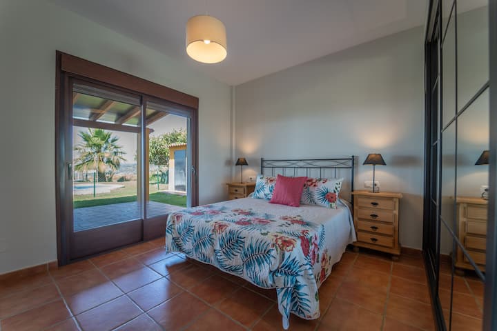 泳池边的2号房间