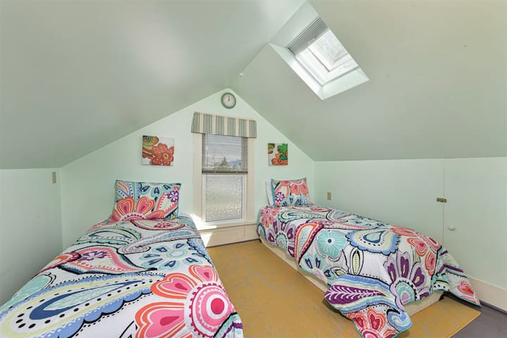 Spálňa s oddelenými posteľami na poschodí so svetlíkom