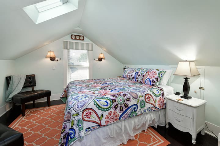 Spálňa s manželskou posteľou King na poschodí so strešným ok