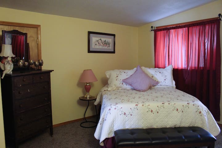 ห้องนอน #4 เป็นเตียงขนาดควีนไซส์